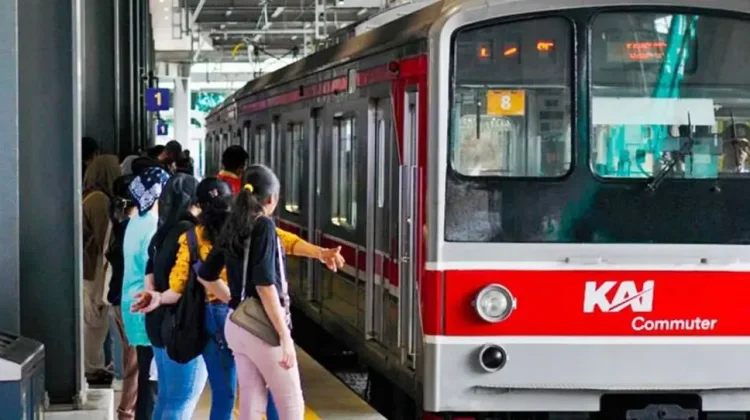 Hari Pertama Libur, Ratusan Ribu Pelanggan Gunakan Kereta